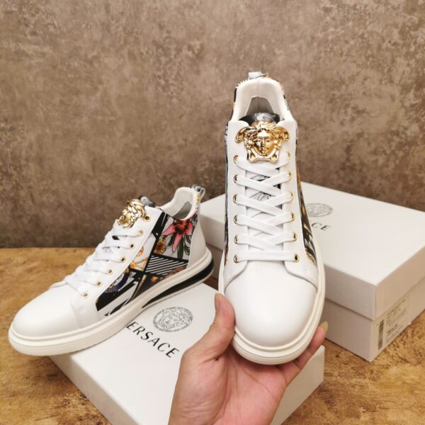 Giày Versace màu trắng họa tiết classic
