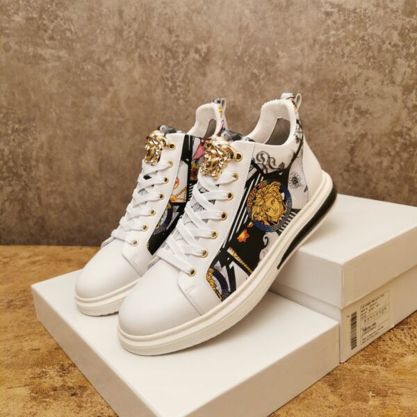 Giày Versace màu trắng họa tiết classic