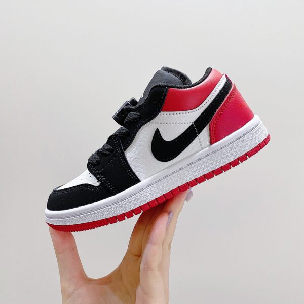 Giày nike jordan low trẻ em màu đen logo đỏ