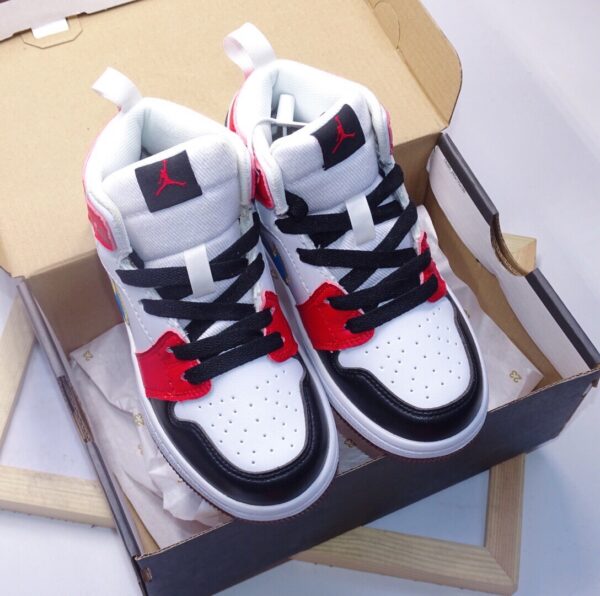 Giày air Jordan 1 trẻ em màu đỏ trắng logo xanh