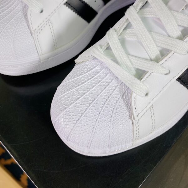 Giày Adidas Superstar màu trắng vạch đen tem đen