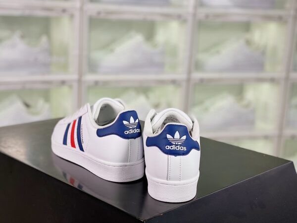 Giày Adidas Superstar trắng vạch xanh đỏ