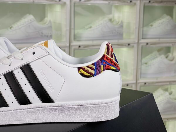 Giày Adidas Superstar màu trắng đen gót thổ cẩm