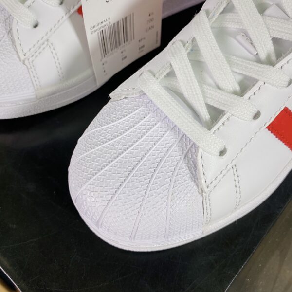 Giày Adidas Superstar màu trắng đỏ tem vàng
