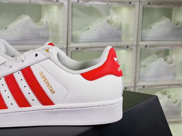 Giày Adidas Superstar màu trắng đỏ tem vàng