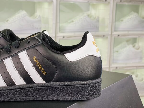 Giày Adidas Superstar màu đen sọc trắng tem vàng
