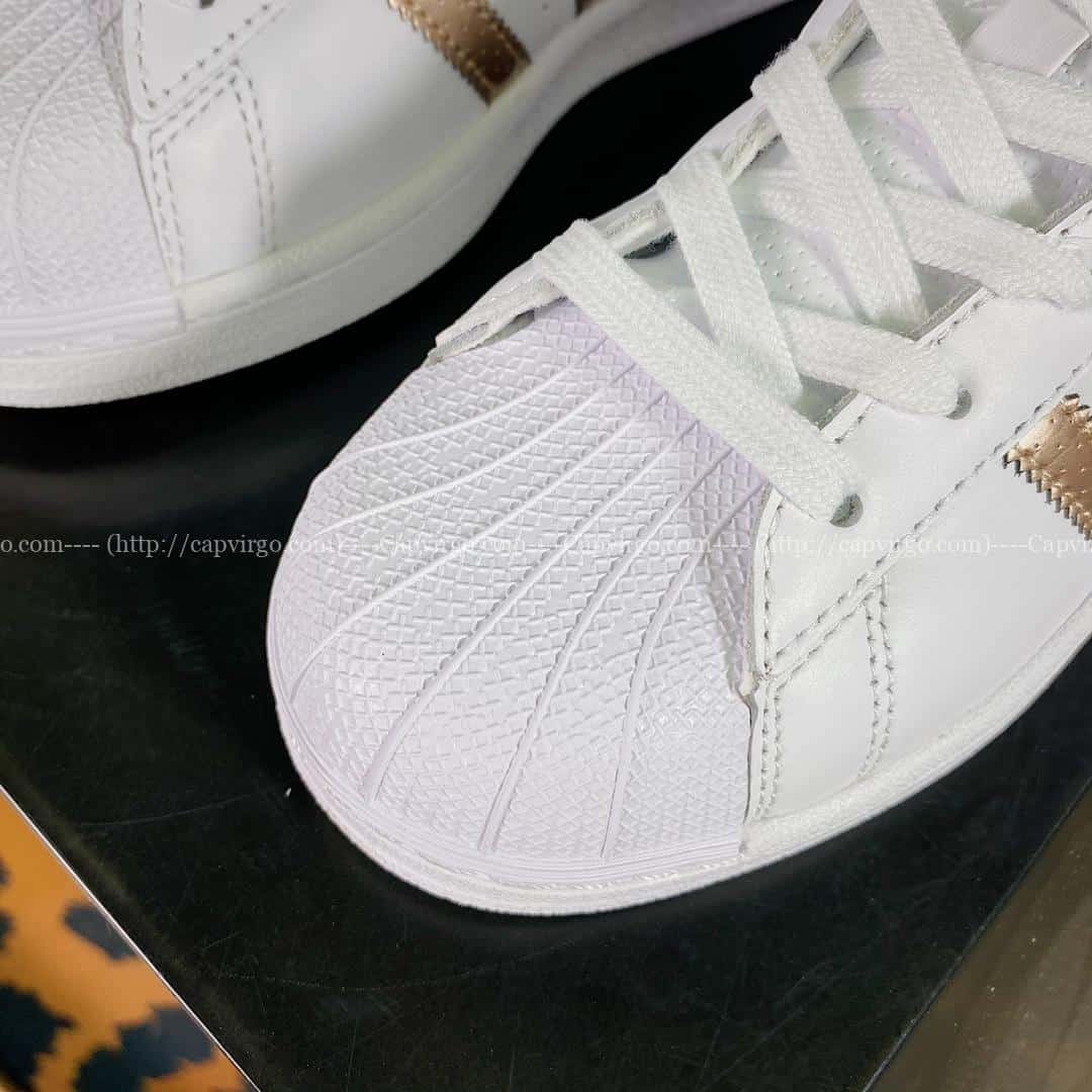 Giày Adidas Superstar màu trắng sọc vàng đồng