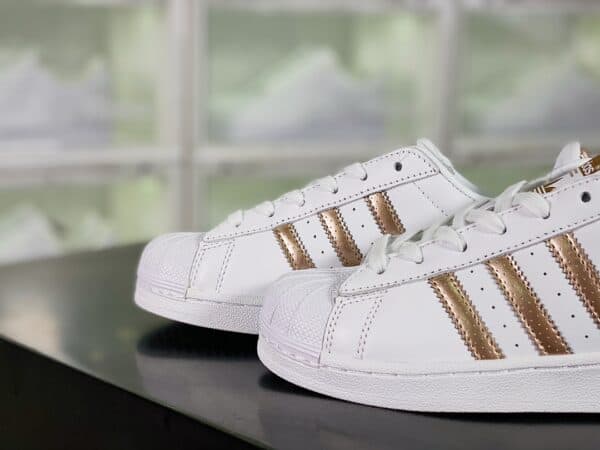Giày Adidas Superstar màu trắng sọc vàng đồng