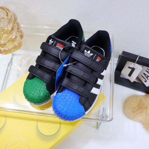 Giày thể thao trẻ em AD × LEGO màu đen mũi giày xanh