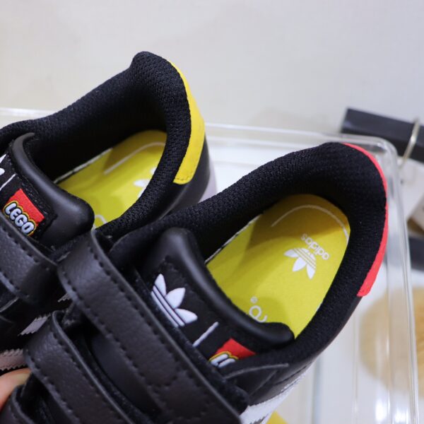 Giày thể thao trẻ em AD × LEGO màu đen mũi giày đỏ vàng