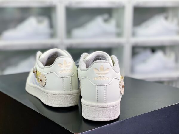Giày Adidas Originals Superstar W"White/Daisy" họa tiết gắn hoa pastel