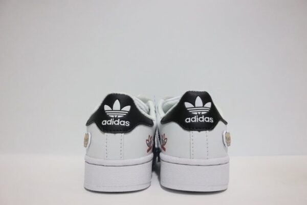 Giày Adidas Superstar trẻ em màu trắng sọc đen họa tiết nắm đấm