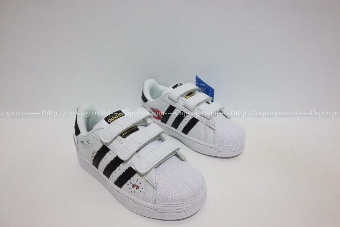 Giày Adidas Superstar trẻ em màu trắng sọc đen họa tiết nắm đấm