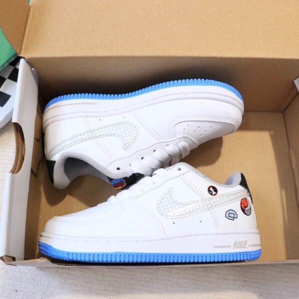 Giày Nike Air Force 1 trẻ em màu trắng đế xanh