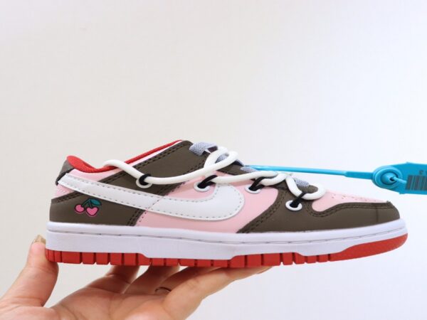 Giày Nike SB Dunk Low trẻ em màu hồng dây trắng