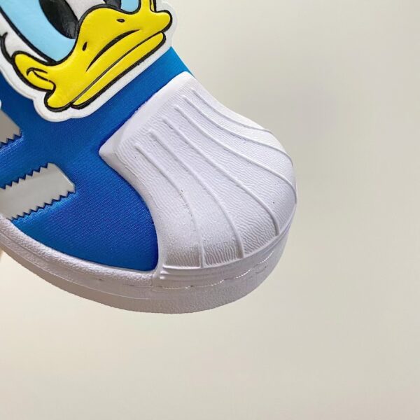 Giày Adidas Slip-on trẻ em màu xanh hoạt tiết vịt Donald