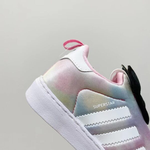 Giày Adidas Slip-on trẻ em màu hồng nhạt hoạt tiết mickey