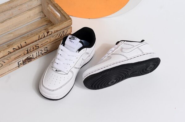 Giày trẻ em Nike Air Force 1 cổ điển màu trắng viền đen