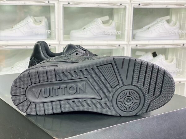 Giày thể thao Louis Vuitton (LV) siêu cấp màu đen dập logo lv