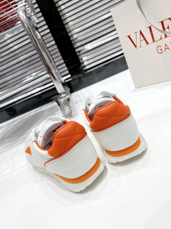 Giày Valentino V Phiên bản Stud Around màu trắng cam