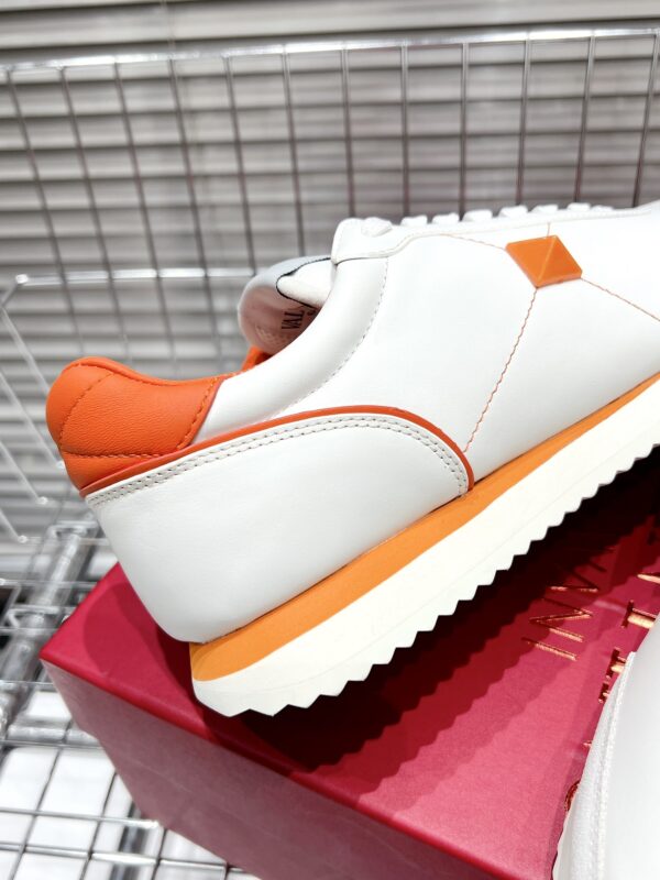 Giày Valentino V Phiên bản Stud Around màu trắng cam