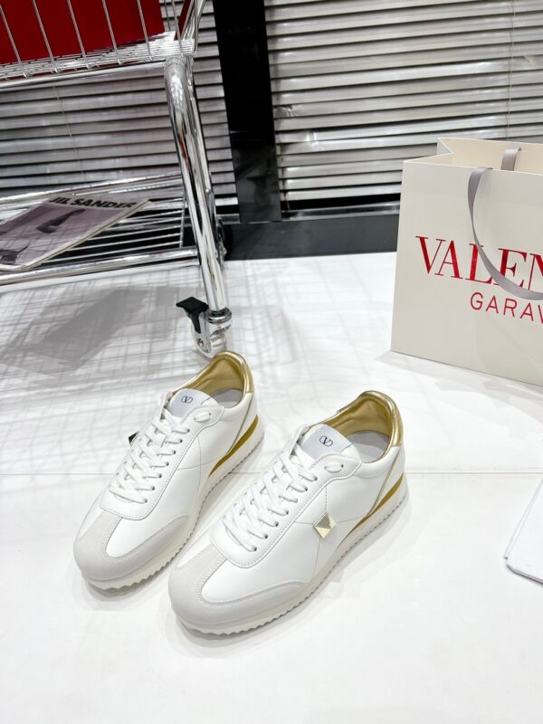 Giày Valentino V Phiên bản Stud Around màu trắng vàng