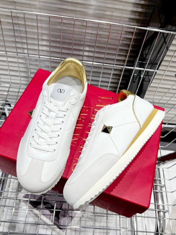 Giày Valentino V Phiên bản Stud Around màu trắng vàng