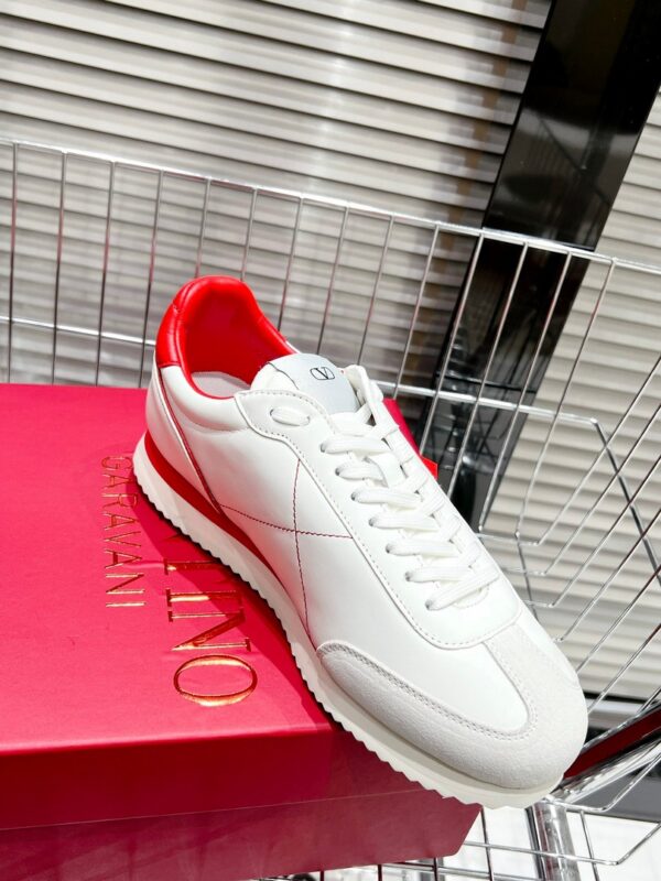 Giày Valentino V Phiên bản Stud Around màu trắng đỏ