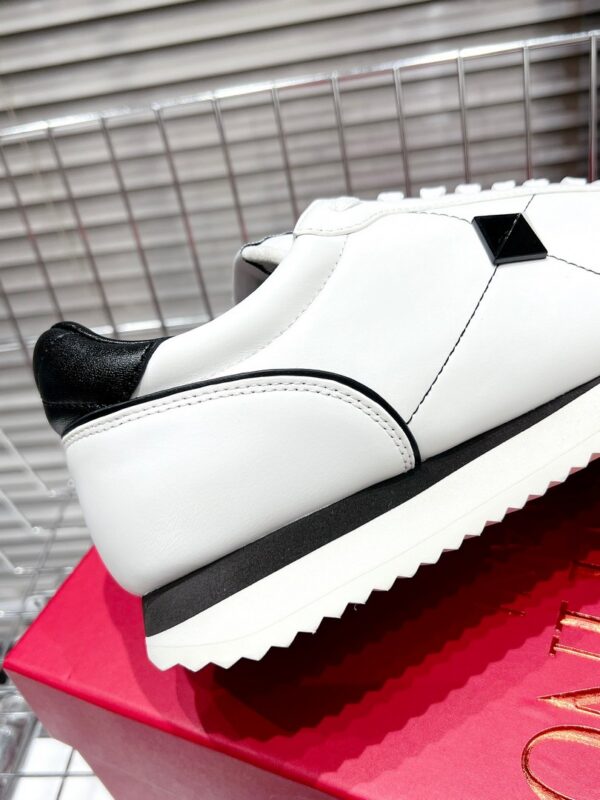 Giày Valentino V Phiên bản Stud Around màu trắng đen