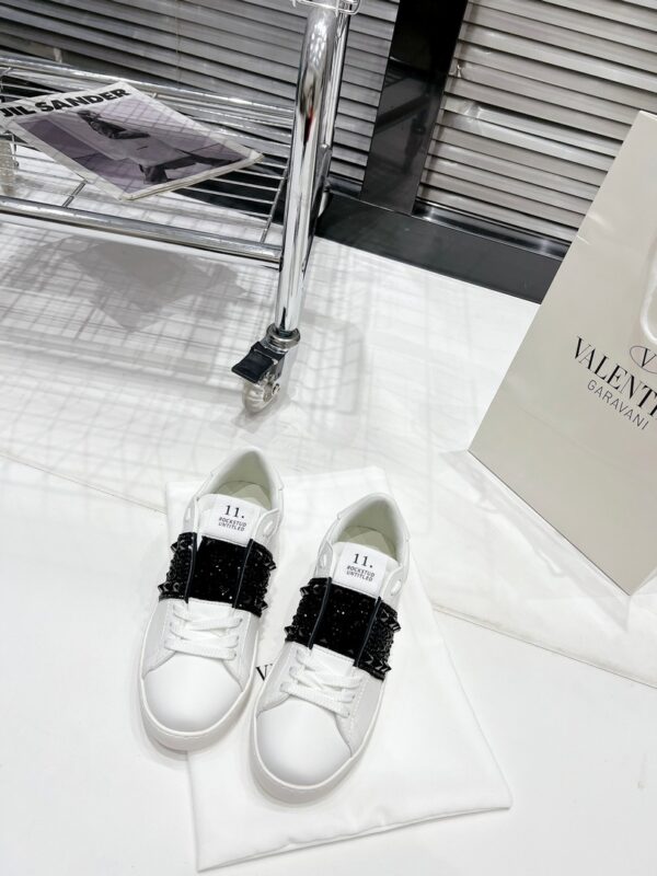 Giày Valentino Phiên bản RockStud Unlimited màu trắng đen