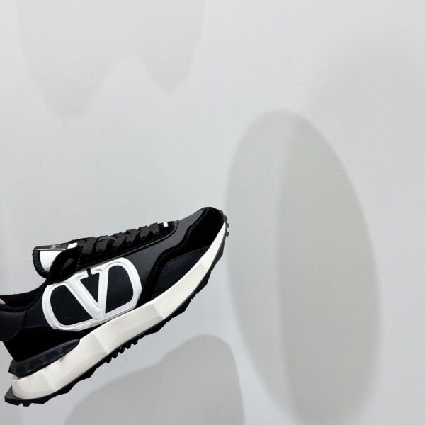 Giày Valentino NETRUNNER đệm khí màu đen trắng