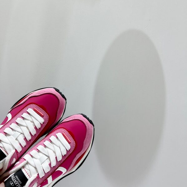 Giày Valentino NETRUNNER đệm khí màu hồng