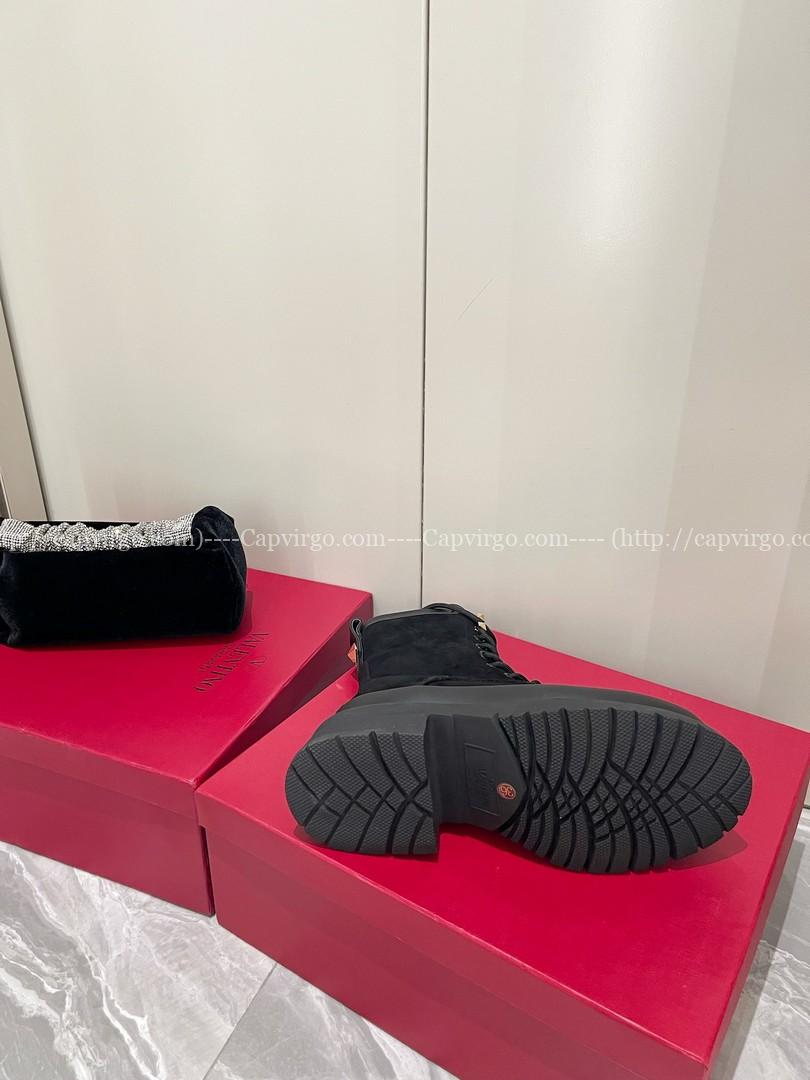 Giày Bốt cao cổ Valentino dành cho nữ màu đen da lộn