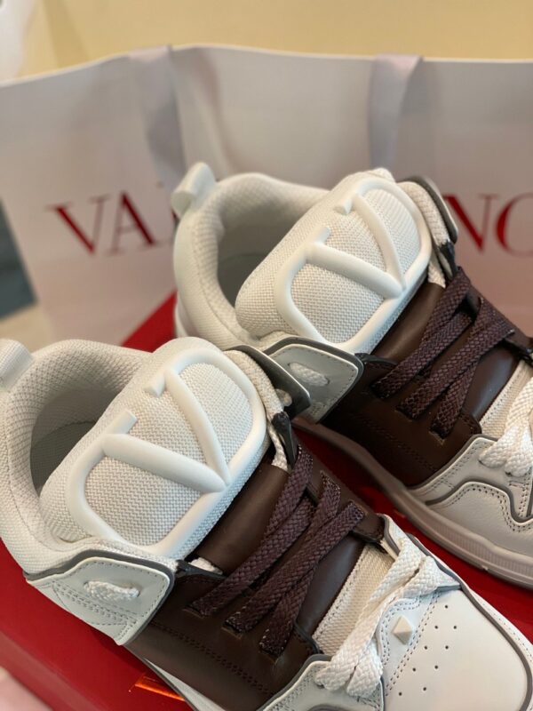 Giày Valentino Likeauth mẫu mới màu trắng vạch nâu cafe