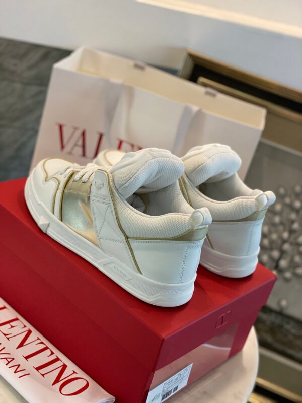 Giày Valentino Likeauth mẫu mới màu trắng vạch vàng
