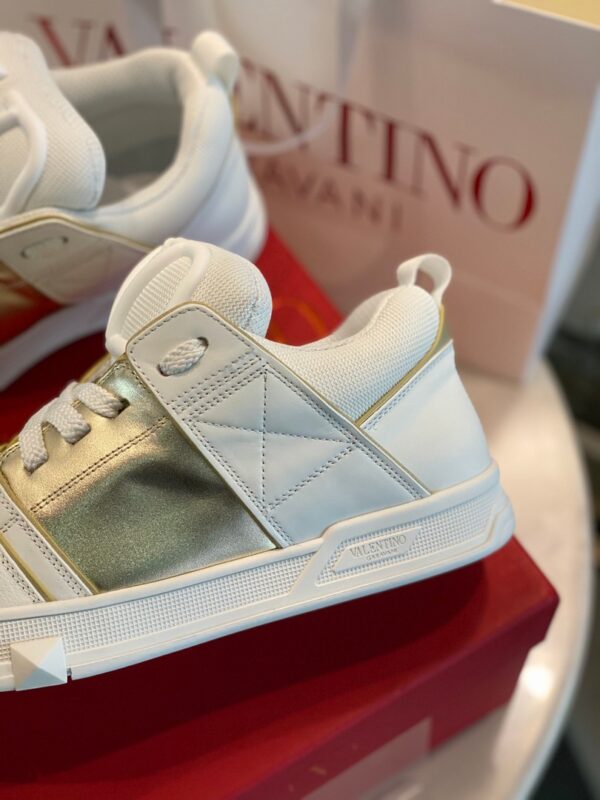 Giày Valentino Likeauth mẫu mới màu trắng vạch vàng