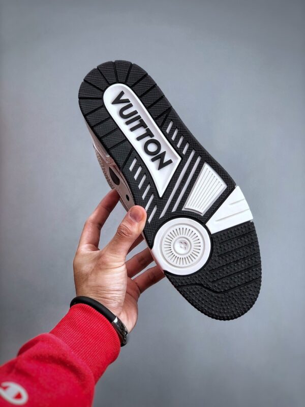 Giày Louis Vuitton Trainer Low Monogram màu đen da sần