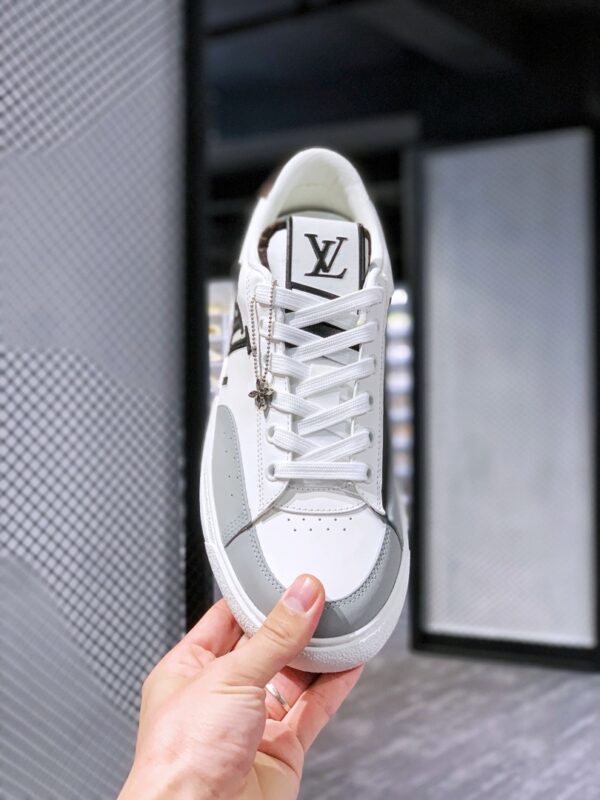 Giày Louis Vuitton Charlie màu trắng chữ LV đen