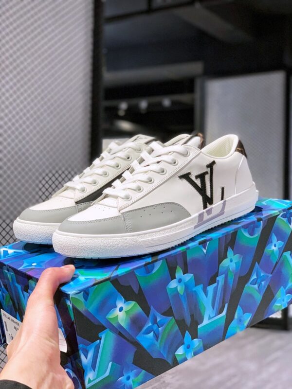 Giày Louis Vuitton Charlie màu trắng chữ LV đen