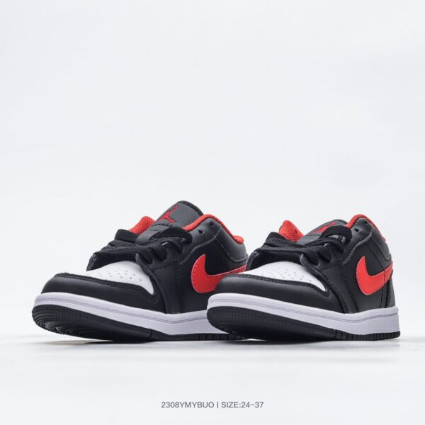 Giày Air Jordan 1 trẻ em đen mũi trắng logo đỏ