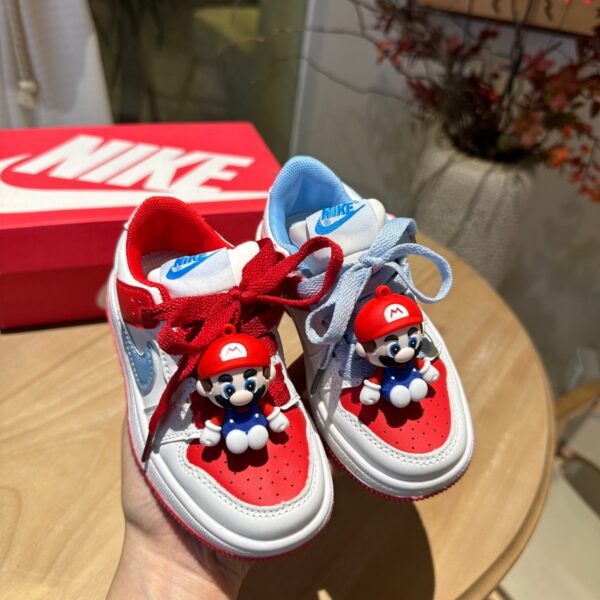Giày nike Mario trẻ em màu đỏ trắng logo xanh