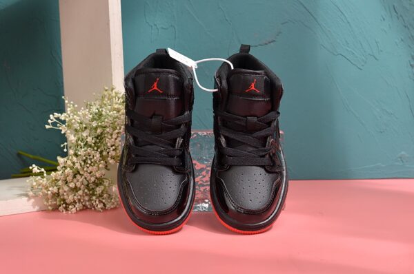 Giày Air Jordan 1 trẻ em siêu cấp đen bóng đế đỏ