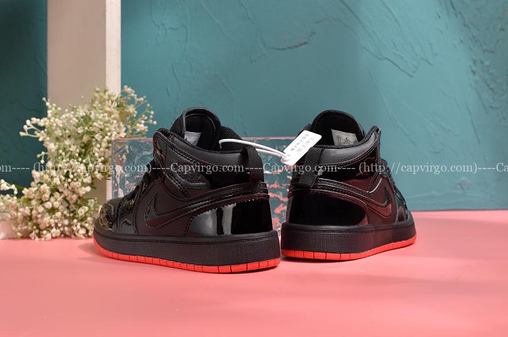 Giày Air Jordan 1 trẻ em siêu cấp đen bóng đế đỏ