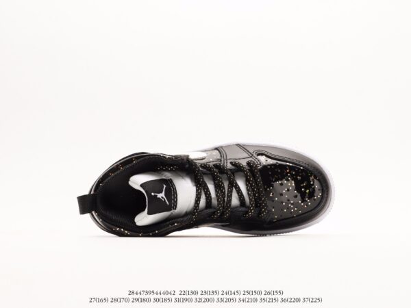 Giày Air Jordan Retro 1 trẻ em màu đen nhũ logo trắng