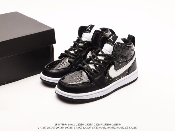 Giày Air Jordan Retro 1 trẻ em màu đen nhũ logo trắng