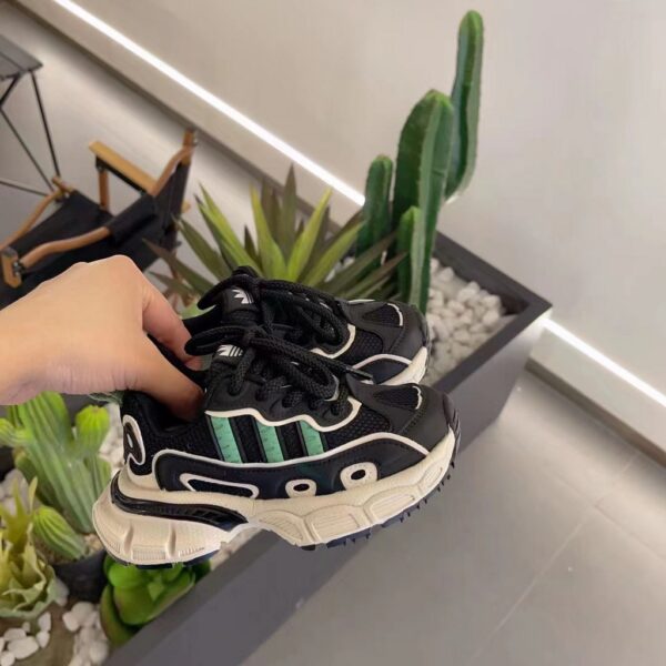 Giày trẻ em Adidas OZWEEGO màu đen