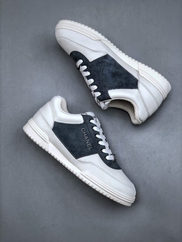 Giày Chanel Sneaker màu trắng pha xanh tím than