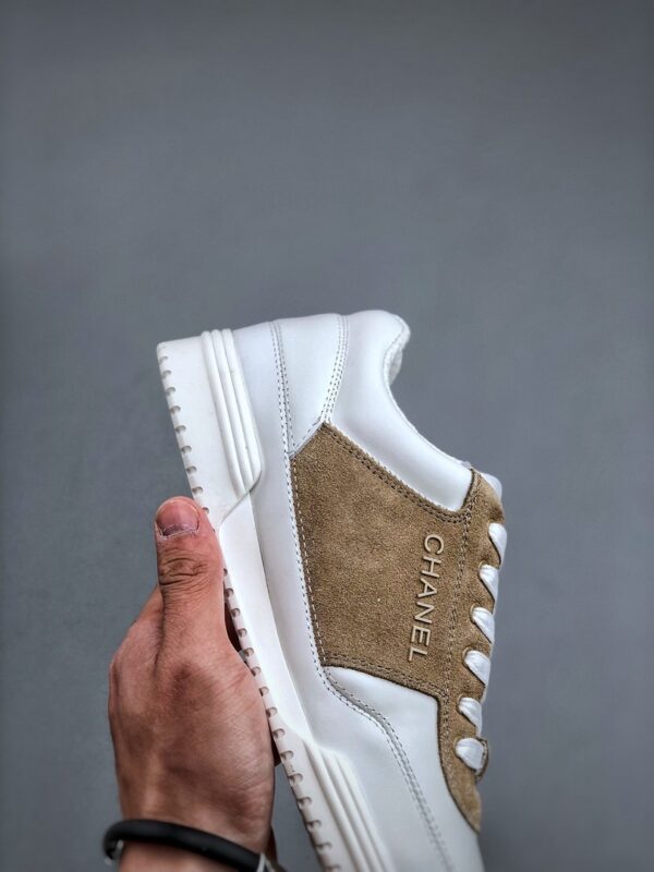 Giày Chanel Sneaker màu trắng viền nâu da bò