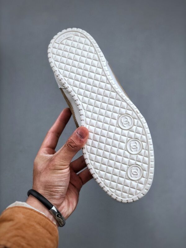 Giày Chanel Sneaker màu trắng viền nâu da bò